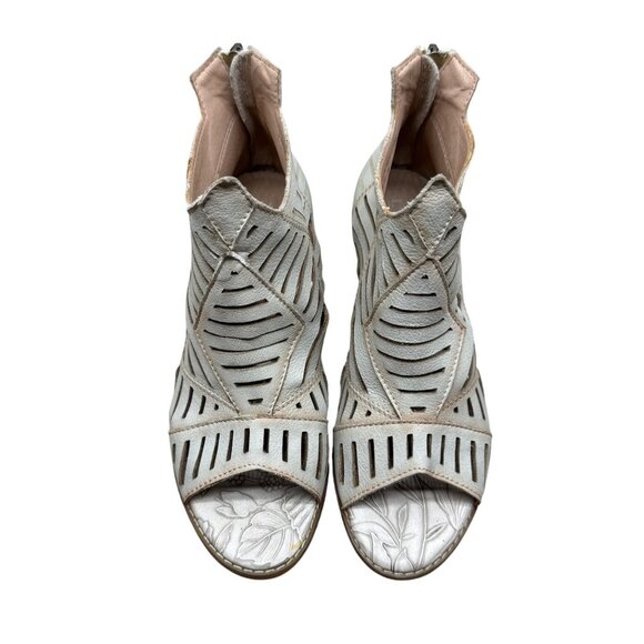 L'Artiste Angular Embossed/cut-outs Peep toe ankle Heel booties Women's sz 8.5 - Picture 3 of 12